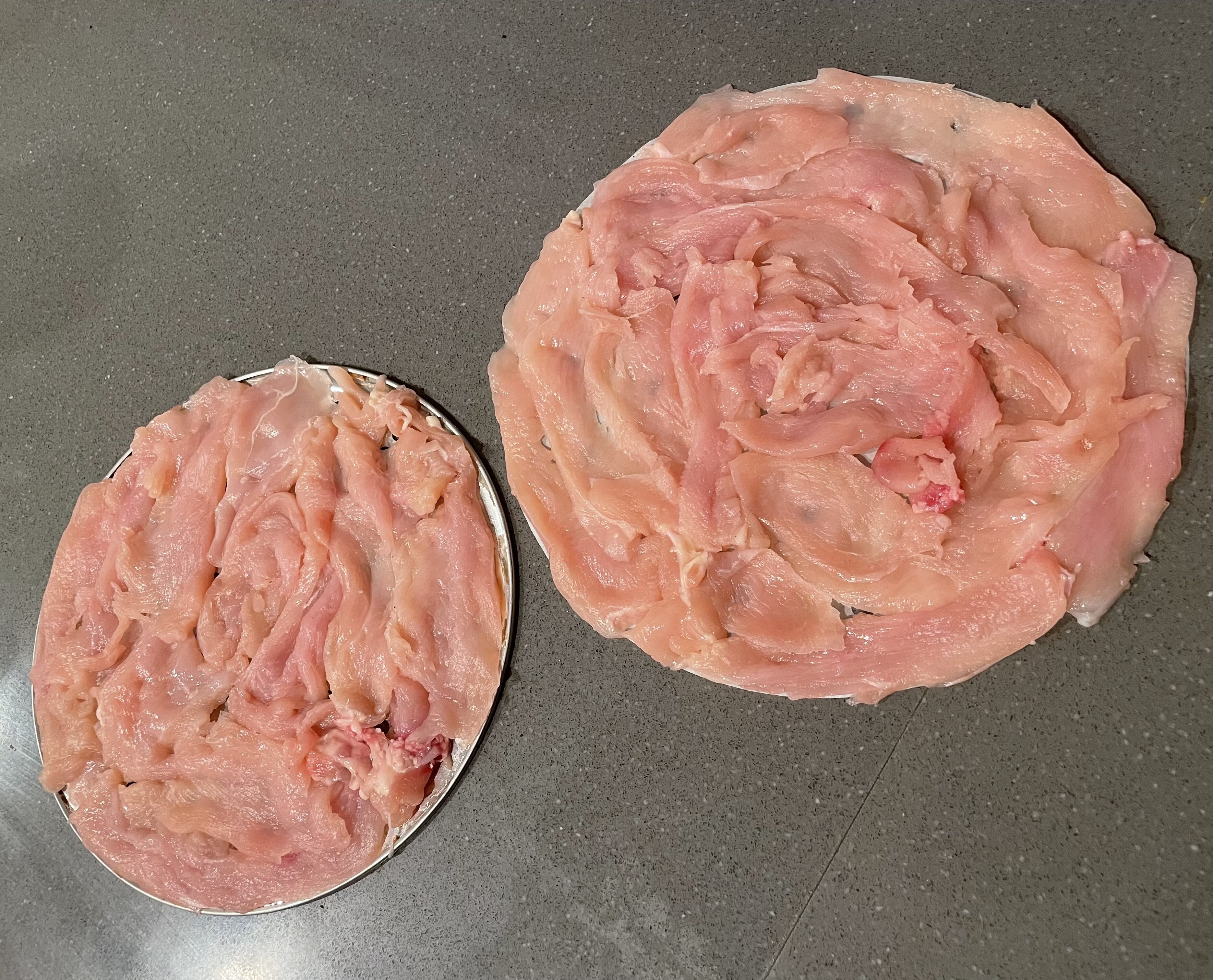 天板・クッキングペーパーにお肉が重ならない様にのせていく